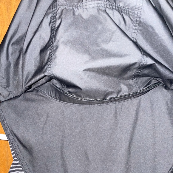 Women’s LuluLemon Reflective Athletic Vest - Picture 4 of 6